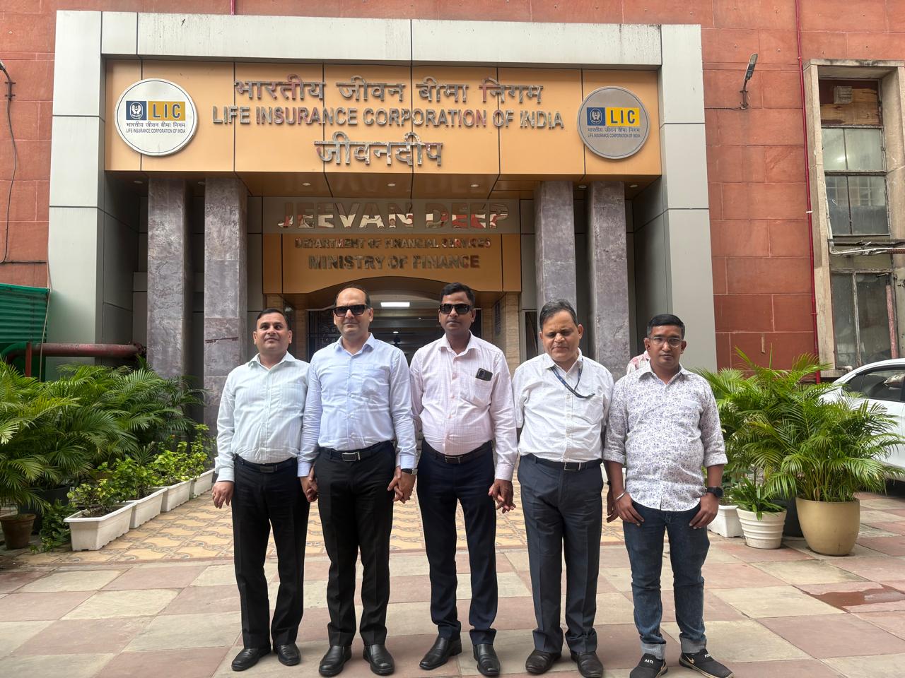 Mr. Himanshu Sahu, General Secretary, Visually Impaired Bank Employees Welfare Association (VIBEWA), along with the delegation, after handing over the survey report to the Deputy Secretary, Department of Financial Services (DFS), Ministry of Finance.